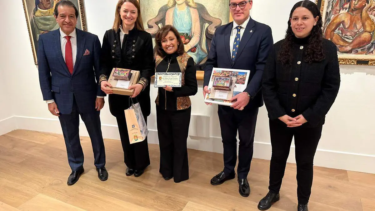 reunión de gobernadora con autorudades Reina de la Talavera en España Gira Gobernadora en España (2)